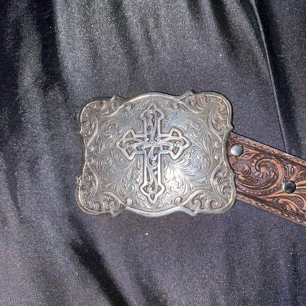 Belt with belt buckle the color is brown and a size small